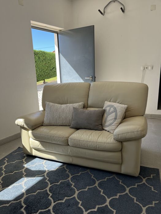 Sofás em pele bege