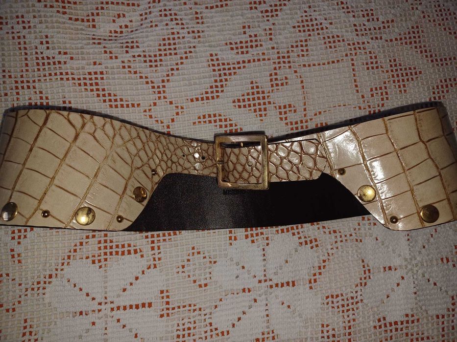 Cinturão em croco bege