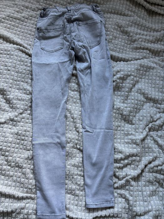 Jasne szare spodnie jeansowe damskie