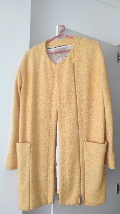 Casaco amarelo comprido