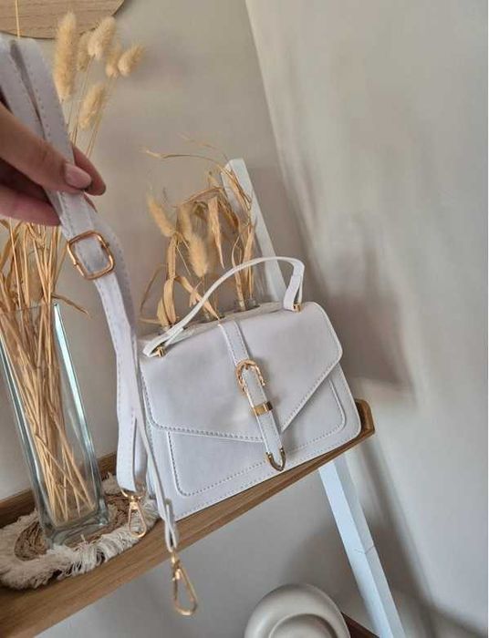 Biała torebka listonoszka na regulowanym pasku, złote dodatki