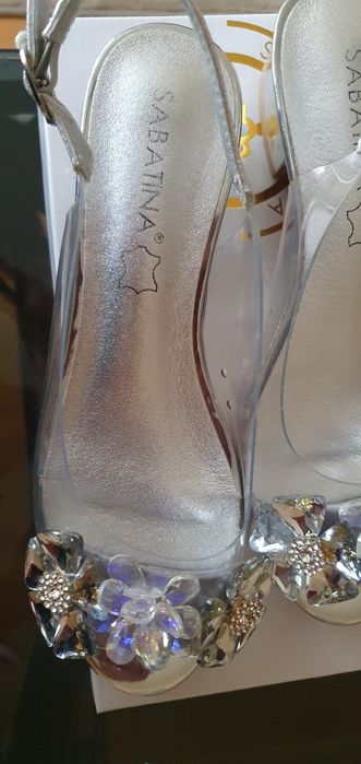 Śliczne buty silikonowe z ozdobami.