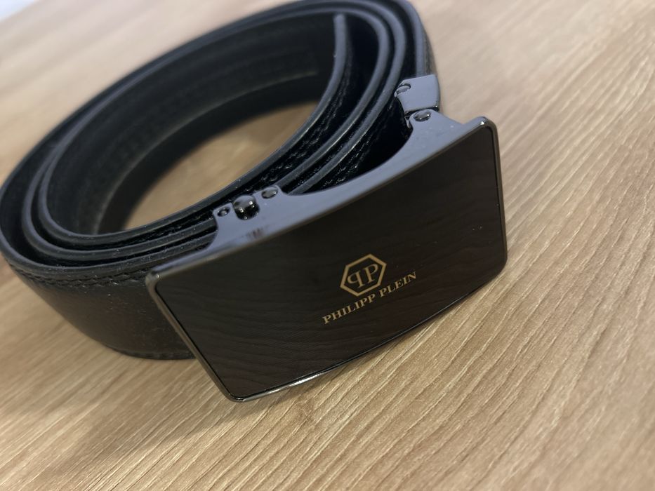 Czarny męski pasek z czarną sprzączką i złotym logo – rozmiar 120