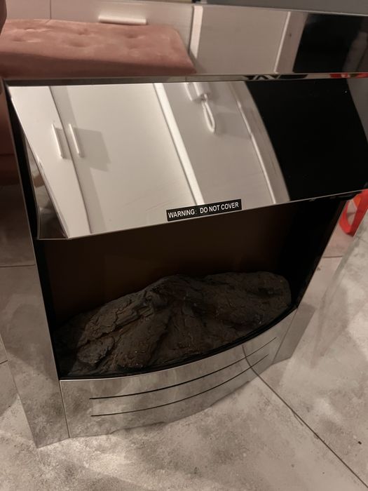 Kominek elektryczny z funkcją grzania