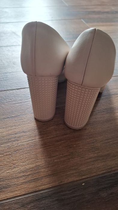 Buty ślubne na obcasie