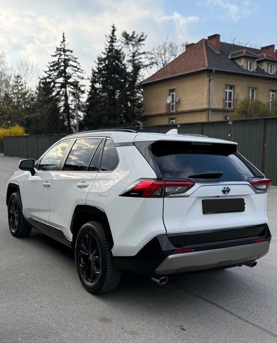 Продам автомобіль Toyota RAV4 2023 року