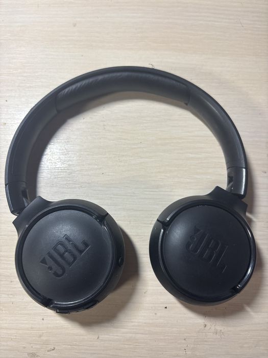 черные наушники jbl