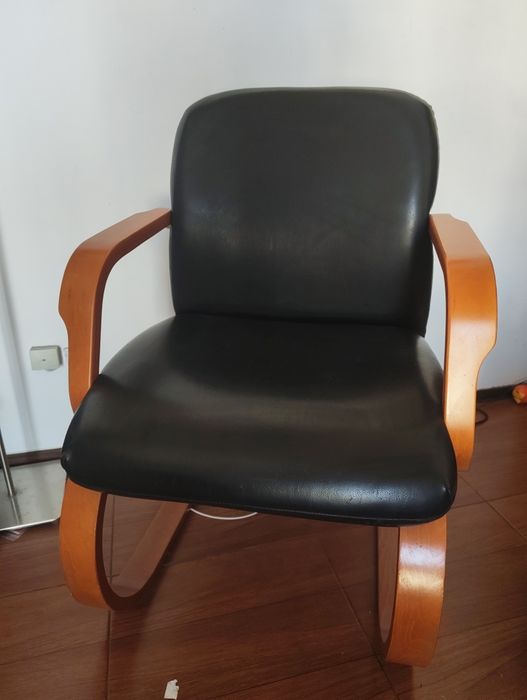 Poltrona de madeira com revestimento em couro