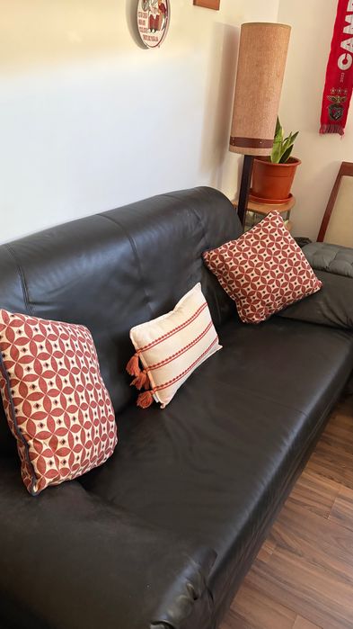 ofá de 3 Lugares em Pele Preta – Estilo e Conforto para a Sua Sala