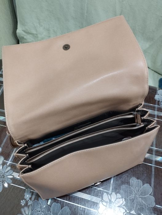 Продам кожанную женскую бежевую сумку