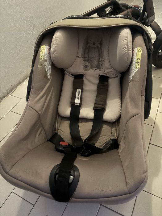 Conjunto de bebe Jané: carrinho, ovo, cadeira e base isofix.