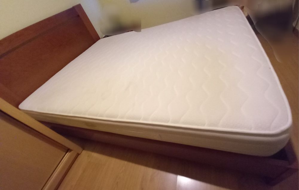 Cama de casal com colchão e estrado