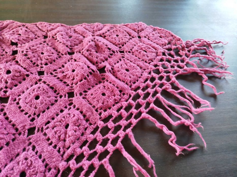 Xaile feito a mão em lã cor rosa