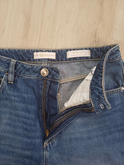 Damskie spodnie jeansowe Guess mom jeans