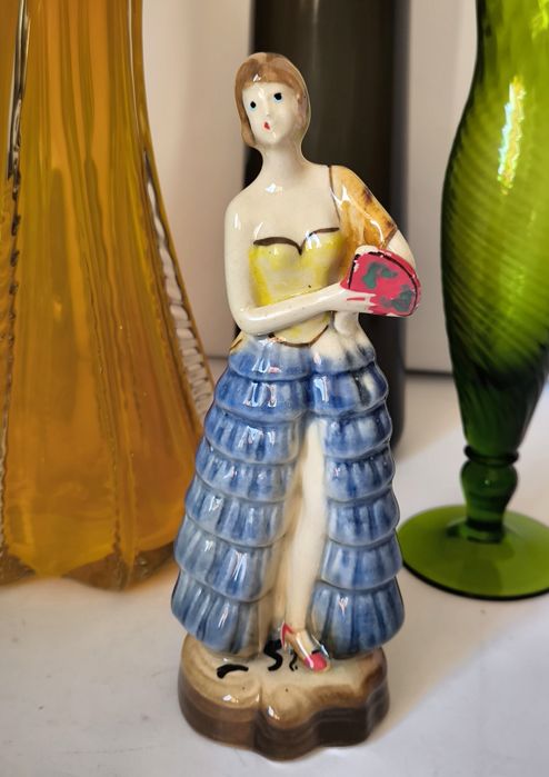 Figurka piękna stara porcelana