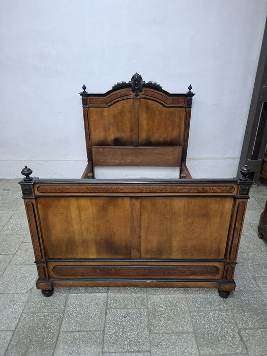 Stare francuskie łóżko stylowe