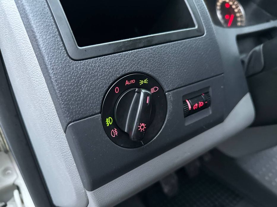 Volkswagen T5, 2.0 дизель, пасажир 9
Надійний та економний автомобіль.