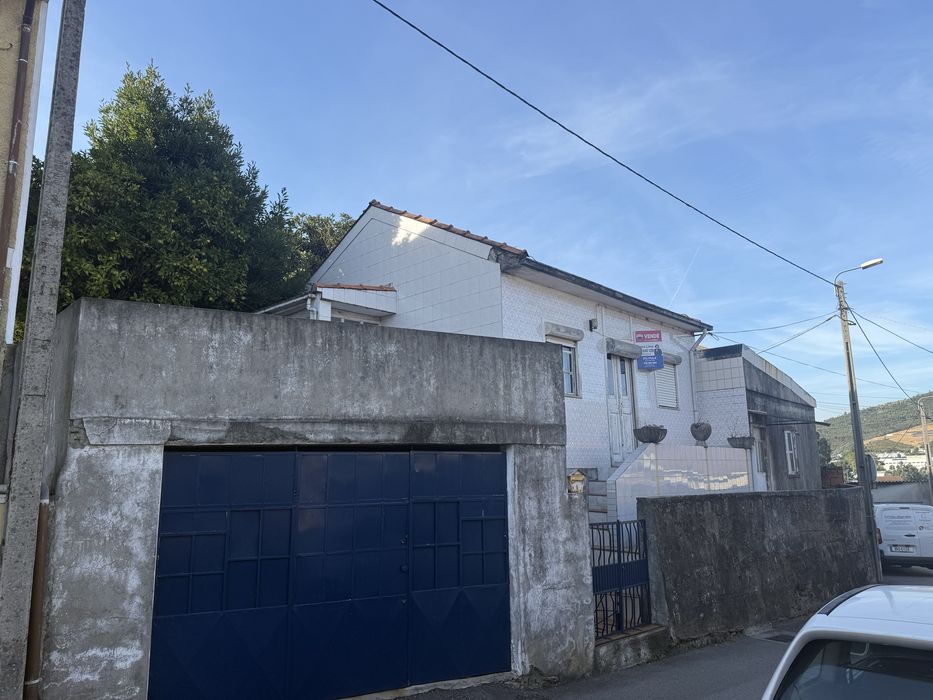 Moradia 4 Frentes à Estrada D. Miguel