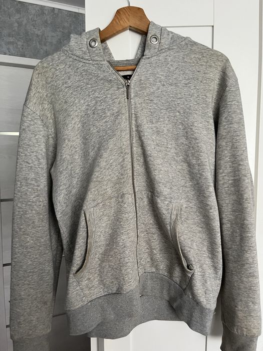 Szara blzua rozpinana z kapturem