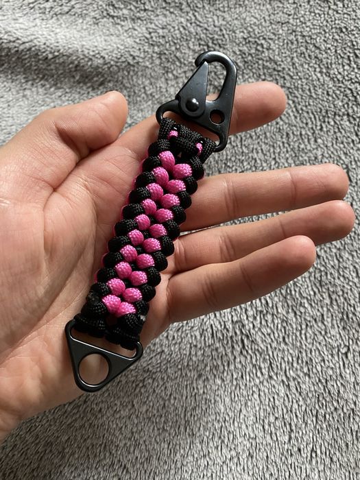 Brelok do kluczy z paracordu z metalowym karabińczykiem