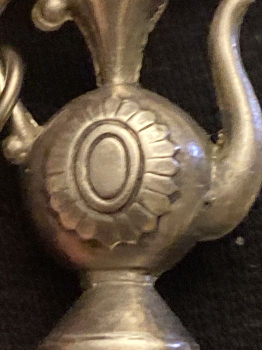 Mała srebrna zawieszka stara próba 835 dzbanek