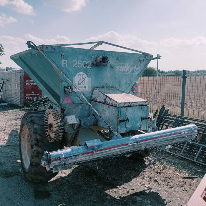 Rozsiewacz do wapna sulky 3 t, na żmijki 8 m, zdrowy, równy wysiew