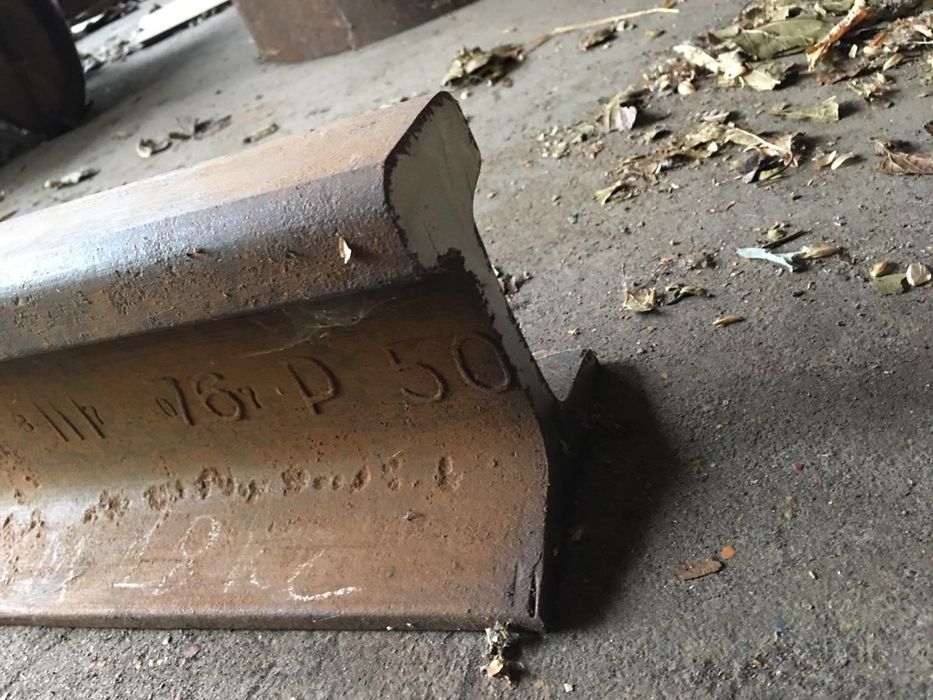 Продам рельсу маленьку наковальню з рельси