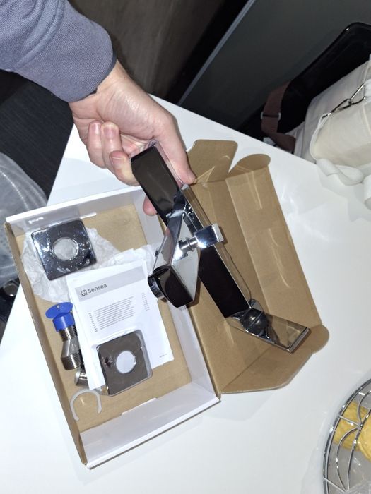 Torneira cromada de banheira