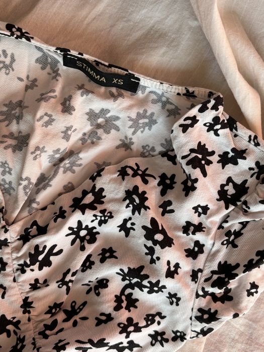 Плаття з чорними квіточками