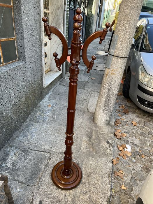 Bengaleiro em madeira de mogno