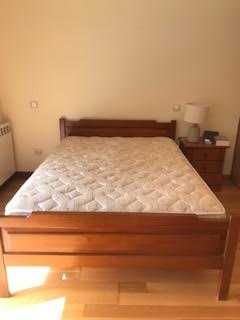 Cama de casal em madeira maciça)