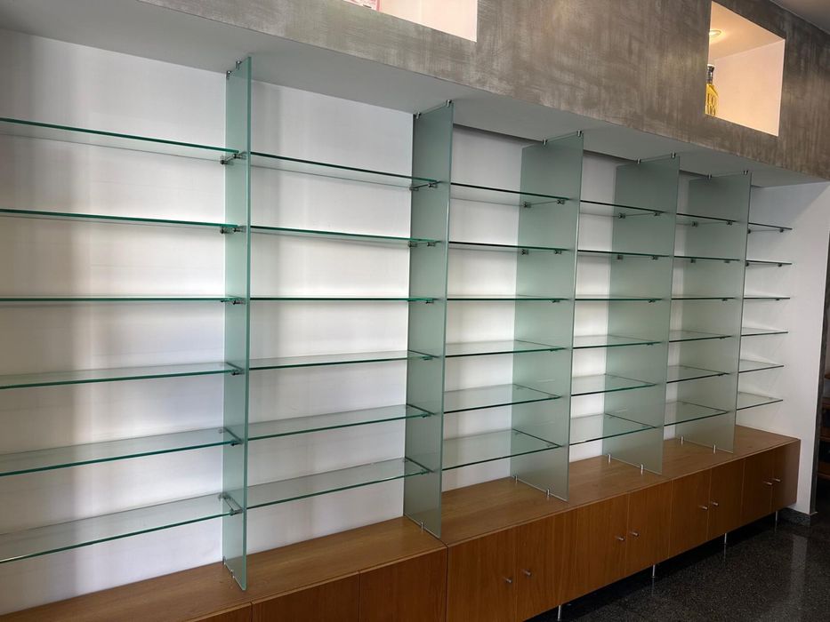 Móveis e expositores/lineares de loja como novos.