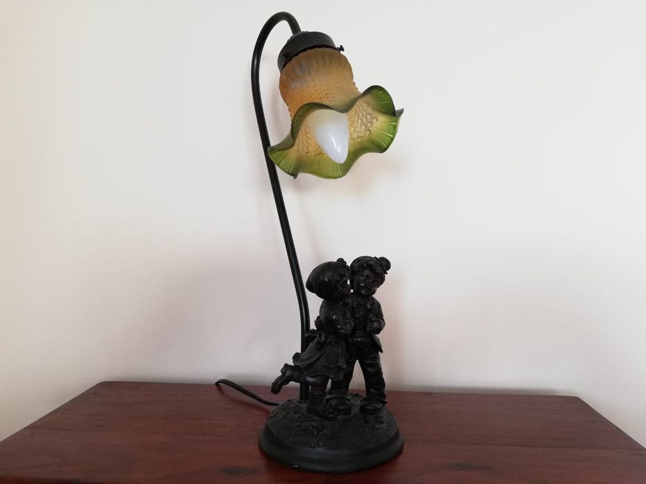 Efektowna RETRO lampa na bogato zdobionej,  metalowej nóżce