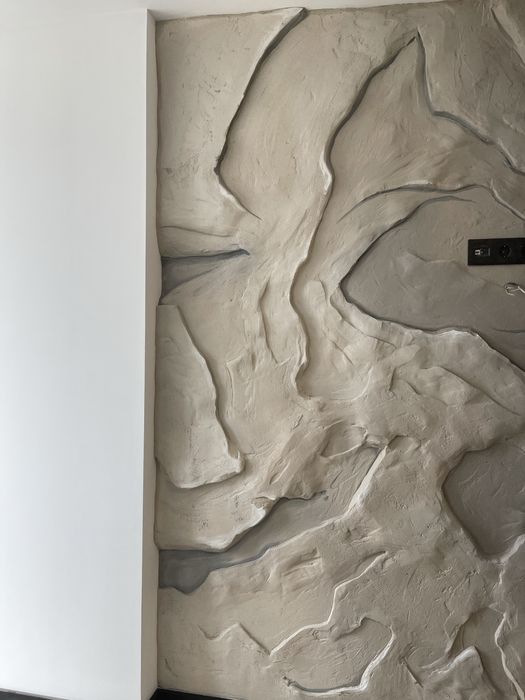 Стіна скеля, скала , художній рельеф на стіні , декоративна штукатурка