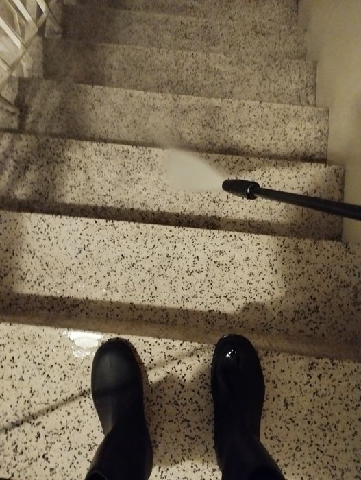 Limpeza  e tratamento de paredes e pavimentos.