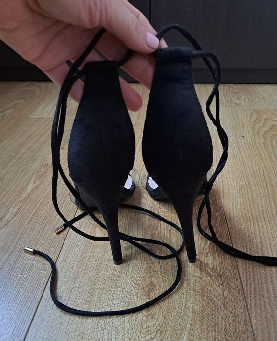 Женские черные босоножки на каблуке с завязками