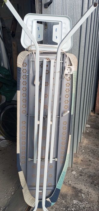 Tábua de engomar com tomada - em excelente estado