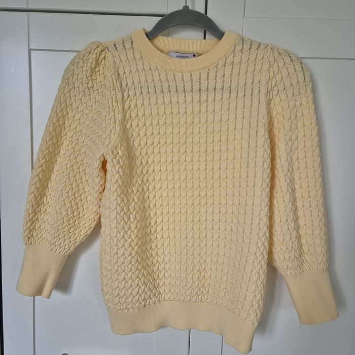 Reserved sweter z fakturą