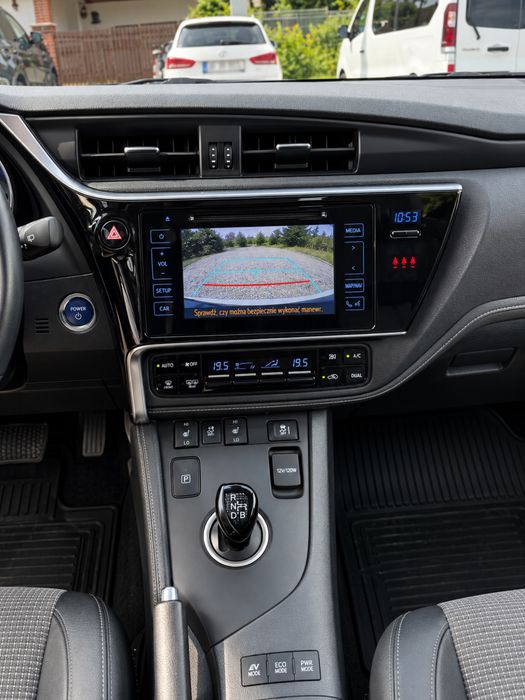 Toyota Auris 2016r hybryda 1.8 benzyna kombi biała automat super stan