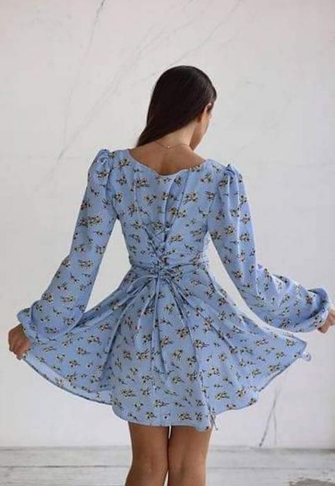 Тендітна жіноча сукня