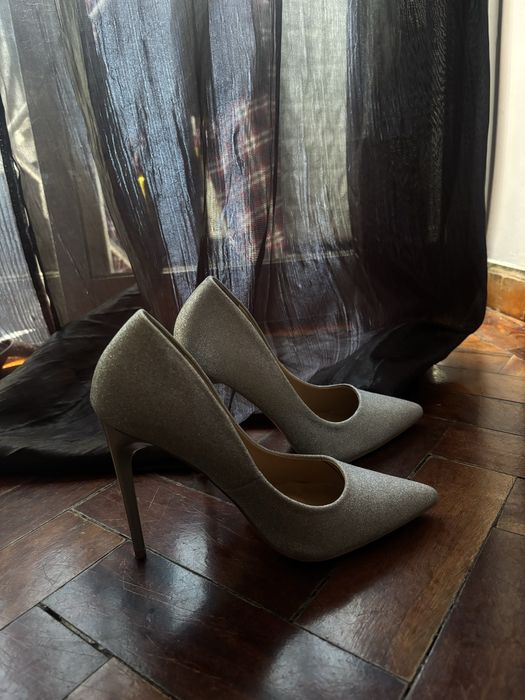 Saltos brancos e prateados com brilho