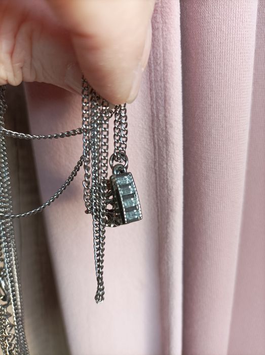 Bardzo długi naszyjnik