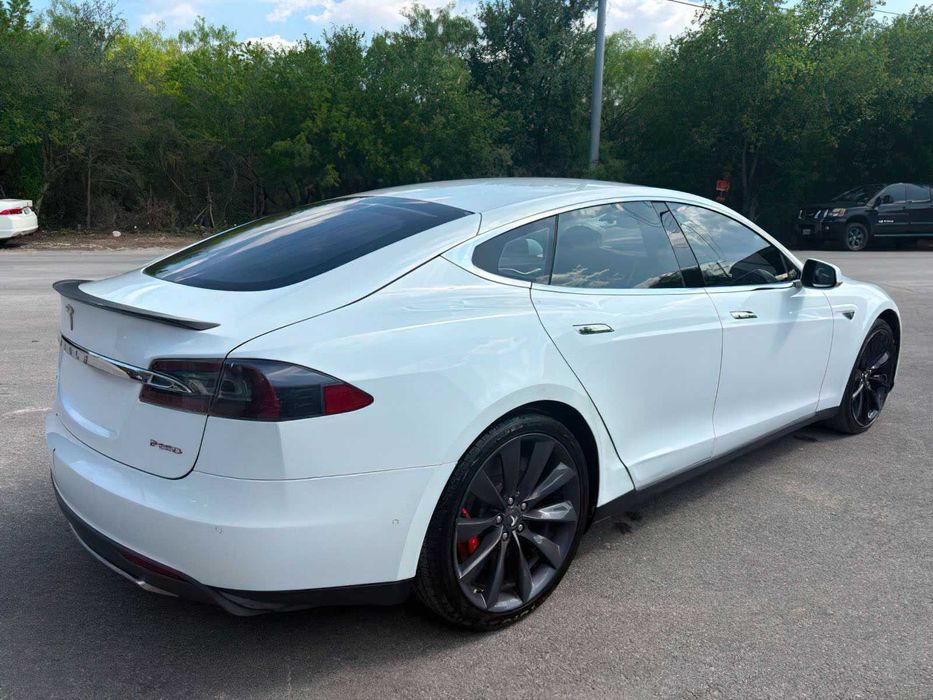 Tesla Model S P85D      2015