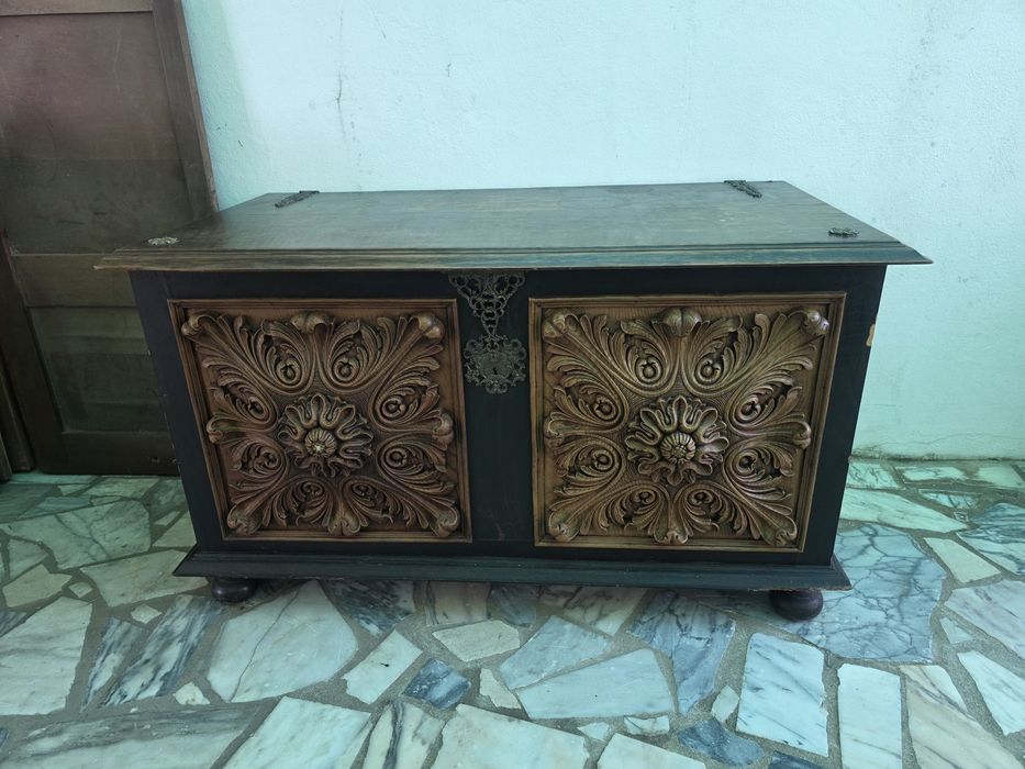 Arca em madeira com trabalhado para restauro