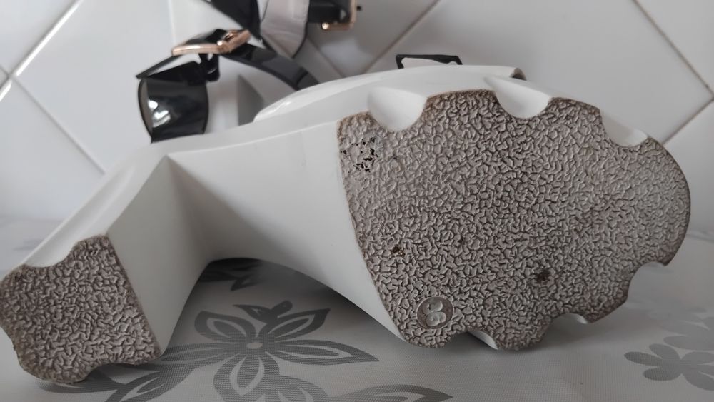 Женские босоножки