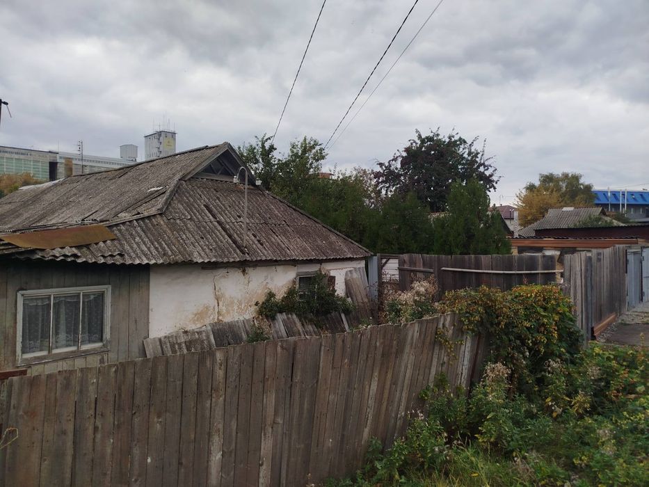 Продаж будинку з окремим двором