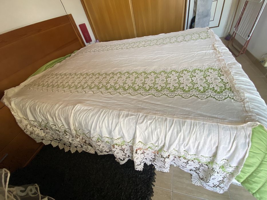 Colcha linho bordada à mão