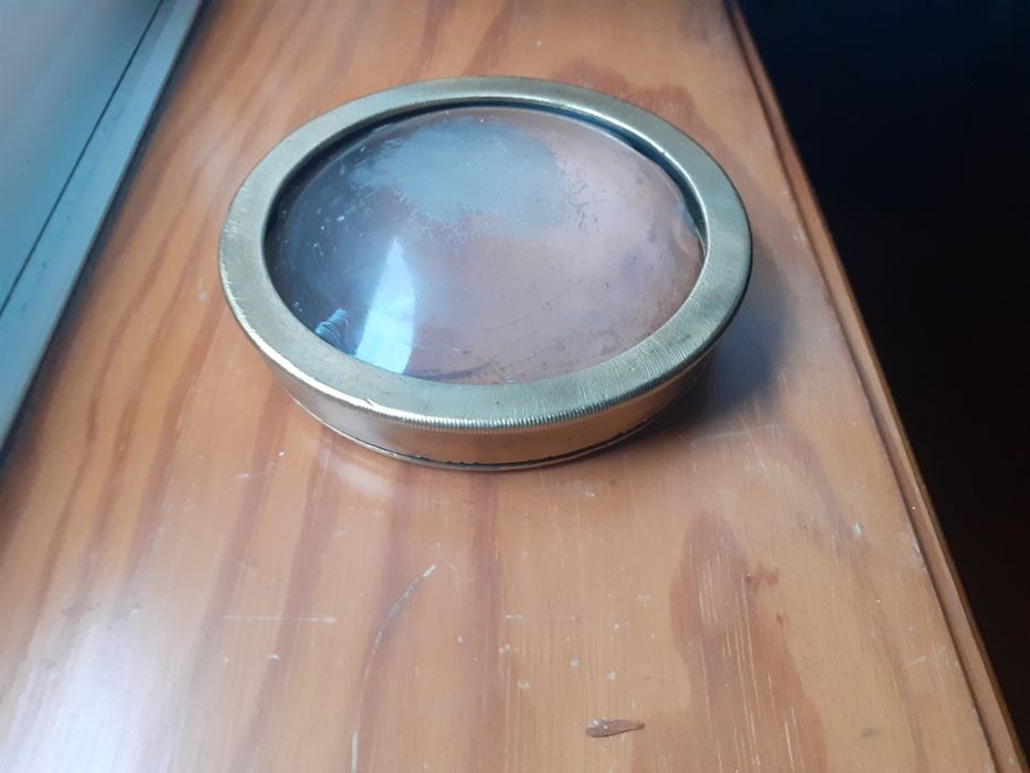 Peça em latão com vidro olho de boi para Lampião antigo diâmetro 10cm