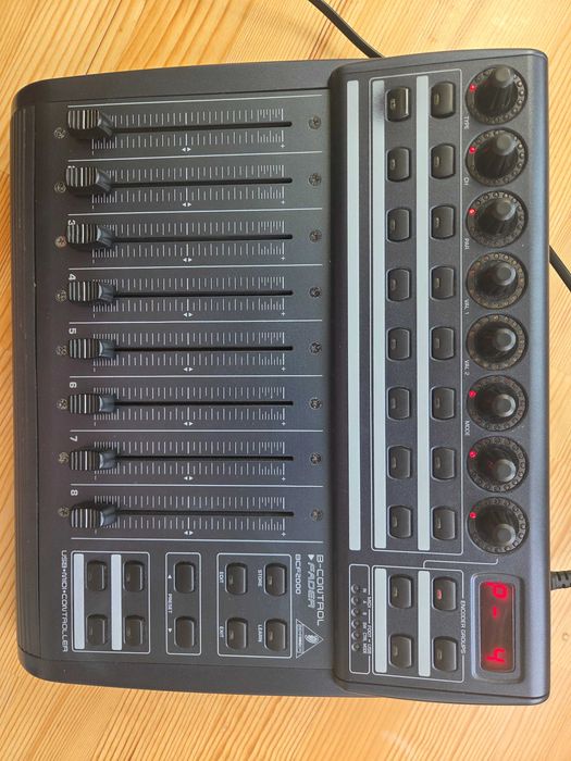 Behringer B-Control Fader BCF2000 (Com Cabo de Alimentação)