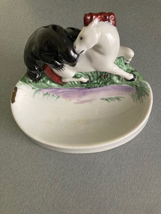 Фарфоровая статуэтка ,пепельница «Пантера задирающая лошадь» 30-е года